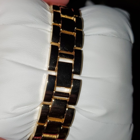 ✨ Geneva Gold-Tone Crystal Round Watch – New in Box ✨ main image 5